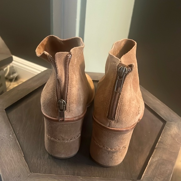 1 hour sale. These UGG booties are stunning. Size 8.5. New - Picture 3 of 10